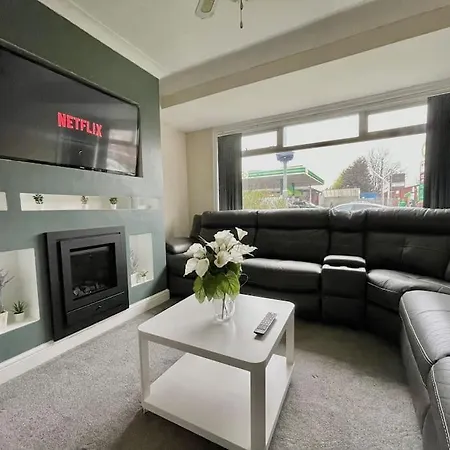 Bright 3 Bed With Free Parking Holiday home *