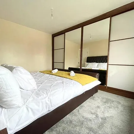 Bright 3 Bed With Free Parking * ليدز