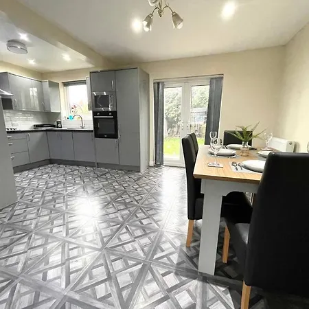 Bright 3 Bed With Free Parking Holiday home Leeds (West Yorkshire)