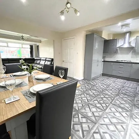 Bright 3 Bed With Free Parking *