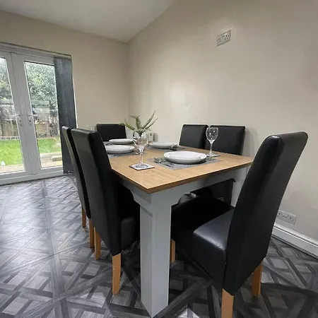 Bright 3 Bed With Free Parking