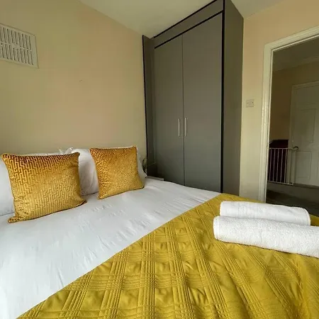 Bright 3 Bed With Free Parking *