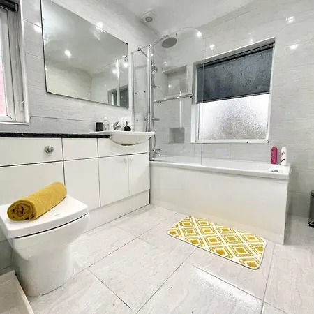Bright 3 Bed With Free Parking * Leeds (West Yorkshire)