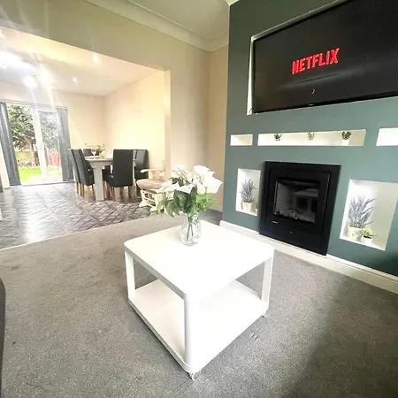 Bright 3 Bed With Free Parking *